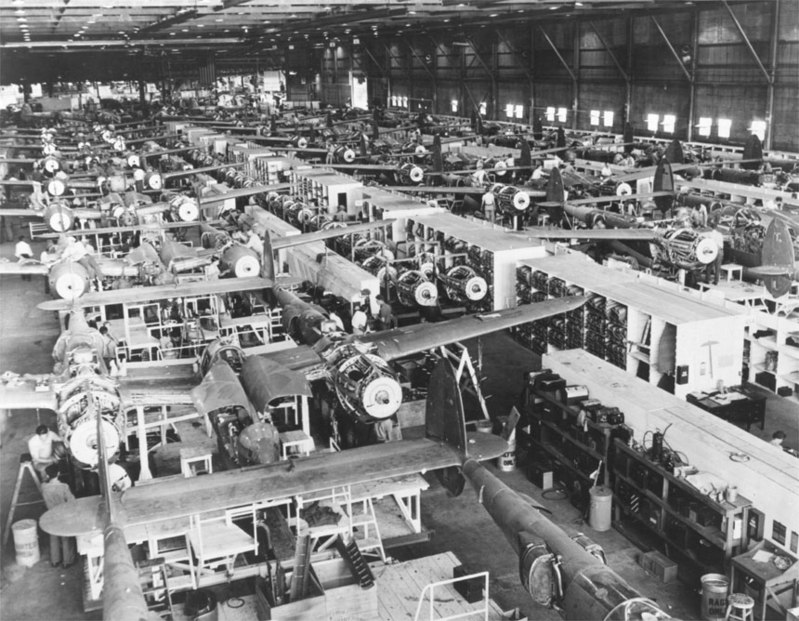 image of Lockheed Aircraft manufacturing P-38 Production facility